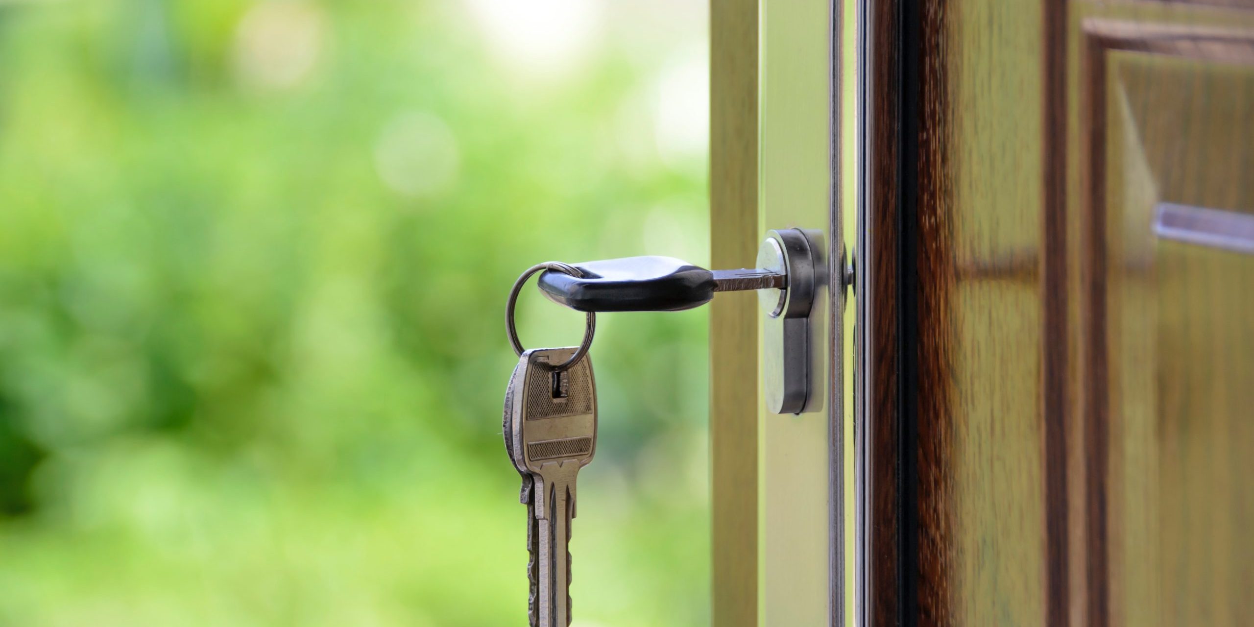 close-up-door-keyhole-101808